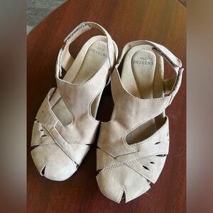 Earth Origins Tan Round Closed Toe Birdine Suede Women’s Sandals 8.5